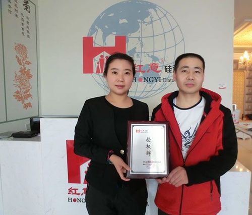 紅意硅藻泥銷(xiāo)售經(jīng)理(左)為吉林省松原市代理商(右)頒發(fā)授權(quán)牌